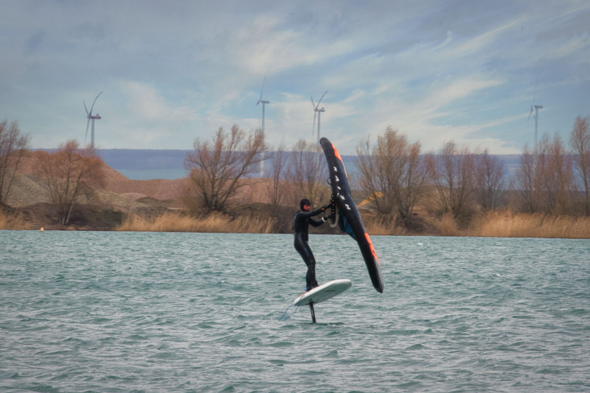 Saisonstart am Lago di Alpi - Tim mit dem NAISH Wingsurfer unterwegs am 27. März 2021