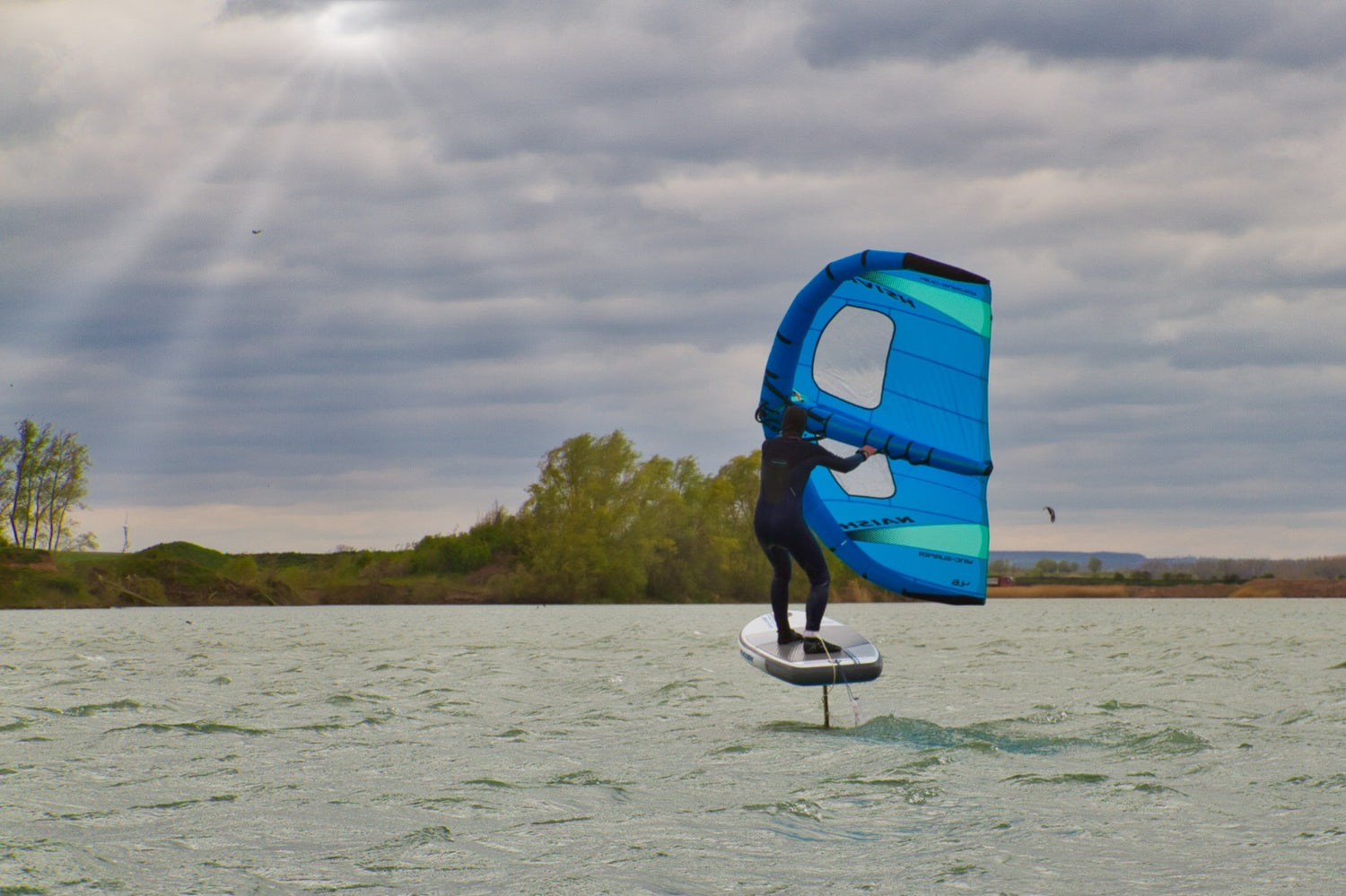 Wing-Surfer mit Foilboard - Lago di Alpi - aqua-FUN Erfurt