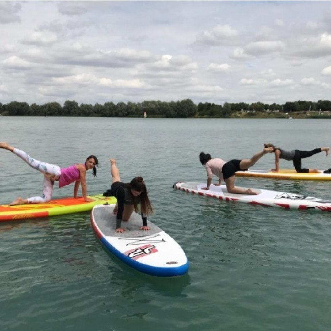 Erlebe die Verbindung von Yoga und einem SUP und das alles unter freiem Himmel und auf dem Wasser!