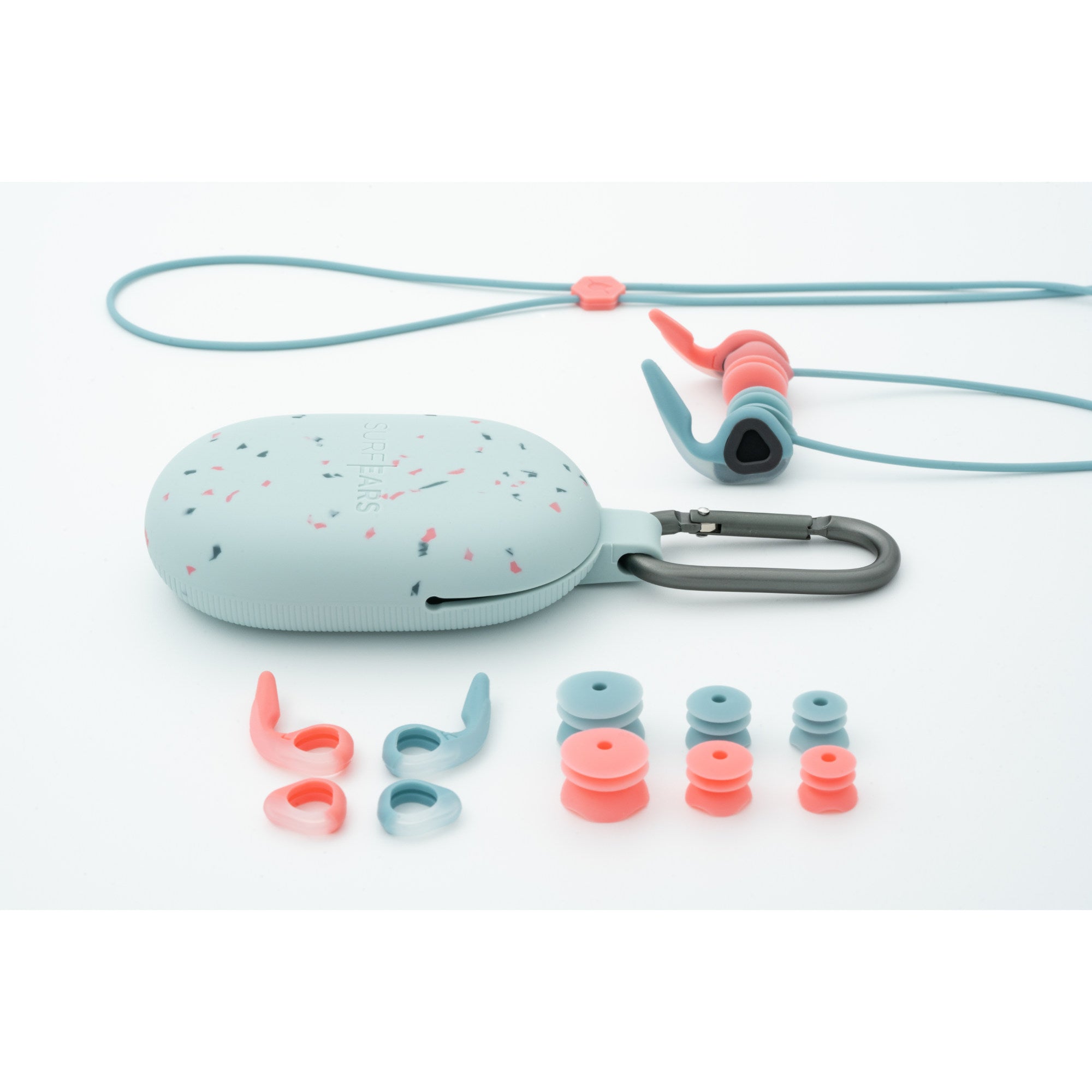 Die neuen SURFEARS 4.0 schützen deine Ohren bei allen Wassersport aktivitäten und jetzt neu auch beim Tauchen vor Wasser, Wind und Schmutz. Hergestellt aus recycelten Materialien, inklusive verschiedener Aufsätze und praktischer Silikonhülle mit Magnetverschluss – ideal für maximale Performance im Wasser.