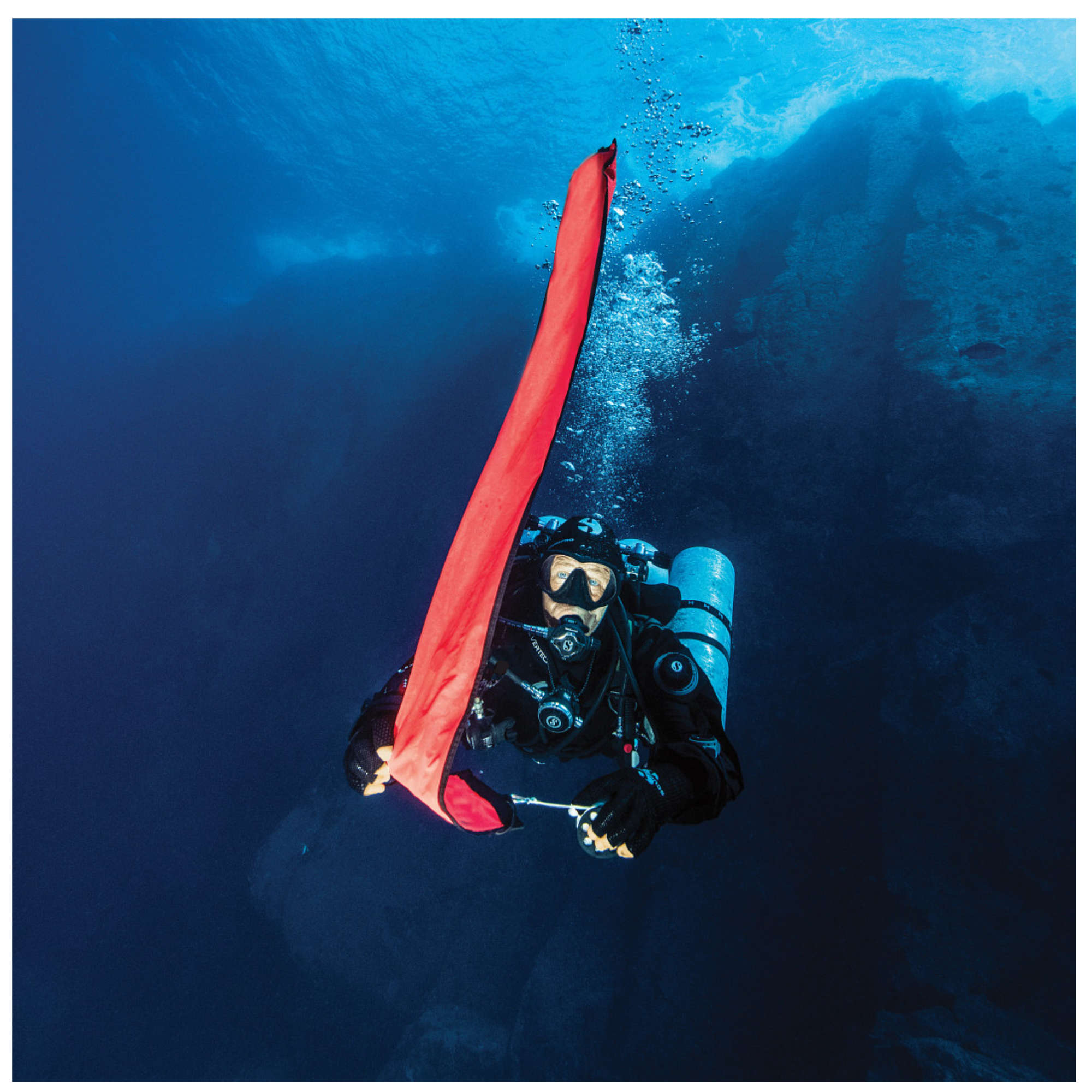 Taucher mit Scubapro Signalboje unter Wasser