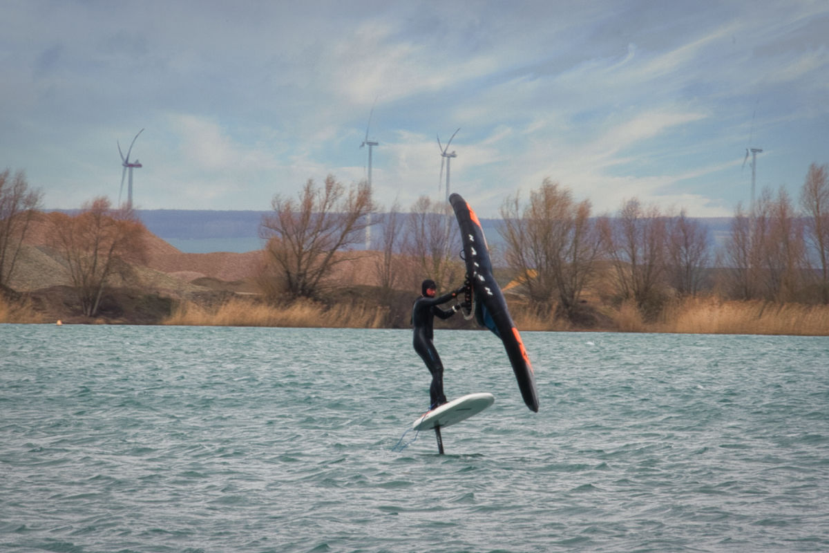 Saisonstart am Lago di Alpi - Tim mit dem NAISH Wingsurfer auf dem Wasser