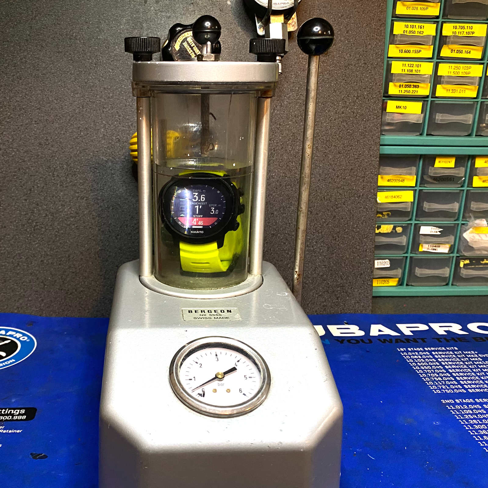 Drucktest eines Tauchcomputers in einer Druckkammer