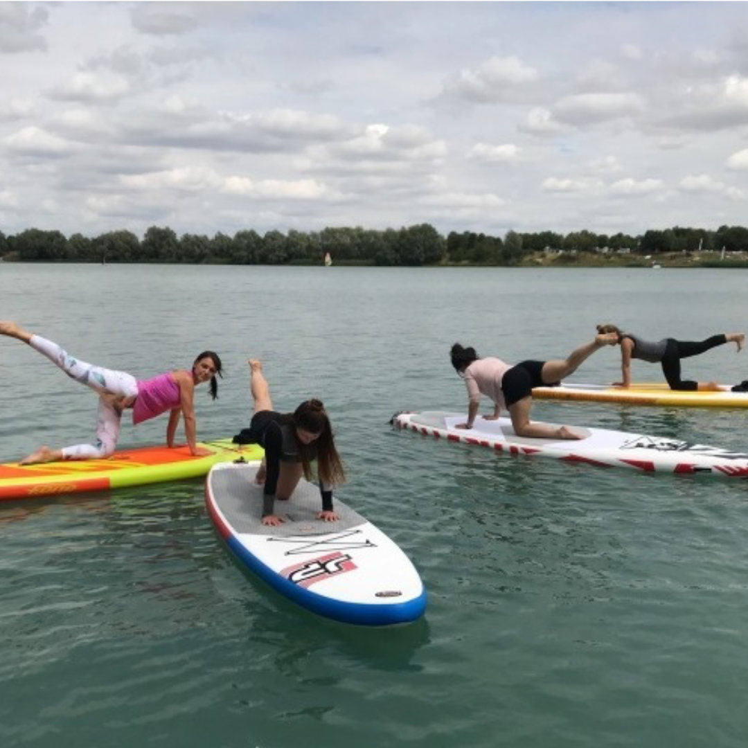 Erlebe die Verbindung von Yoga und einem SUP und das alles unter freiem Himmel und auf dem Wasser! 